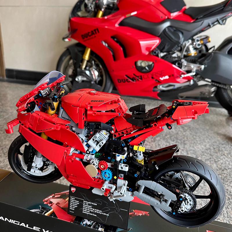 2025 MOC Technické 42202 Motocykl Ducatis Panigales V4 S Stavební bloky Model Mechanická skupina Kostky Hračky Děti Chlapec Dárek