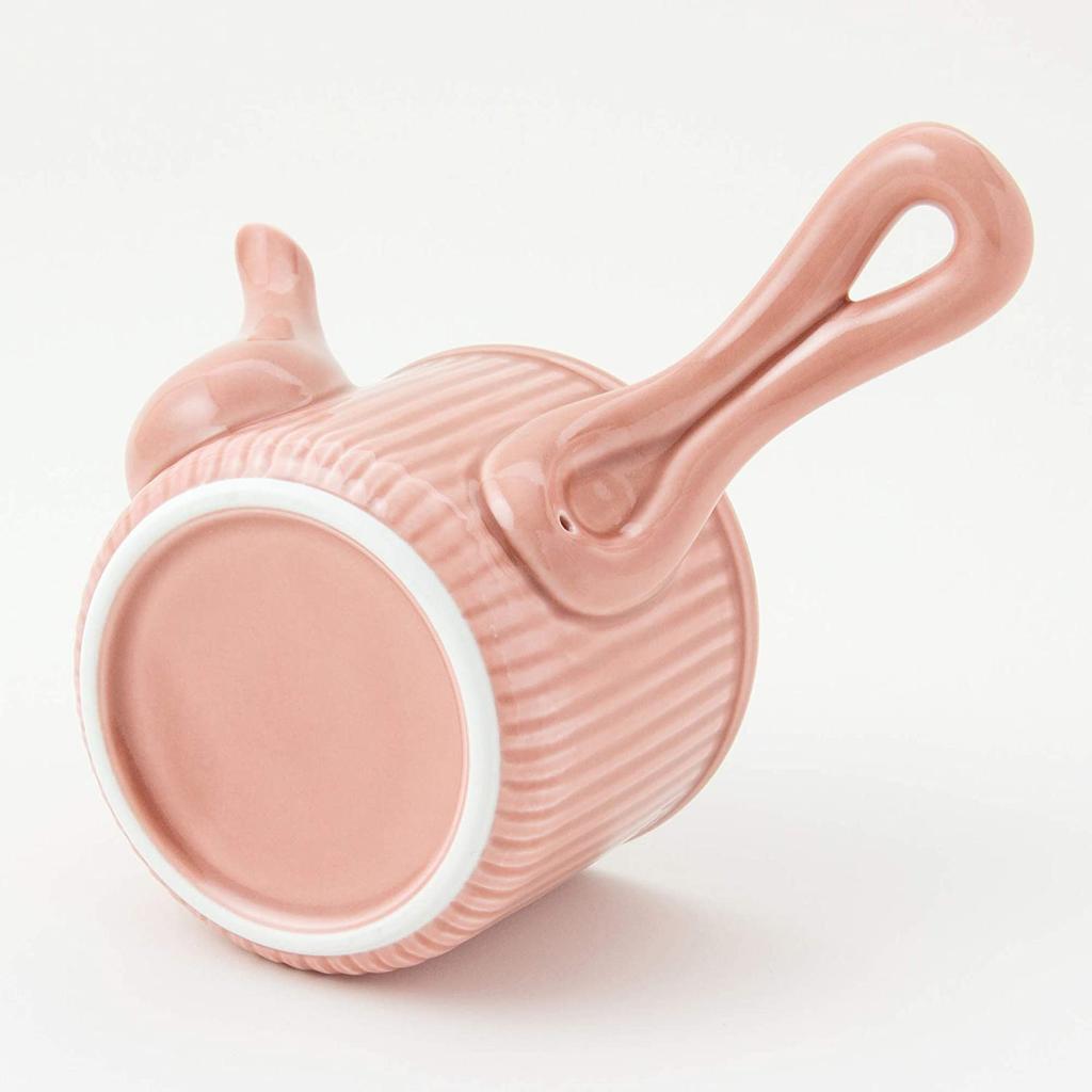 This lightweight teapot features a hand-painted floral lid, a 9cm diameter, and a 350ml capacity. Its delicate pink design features a long,