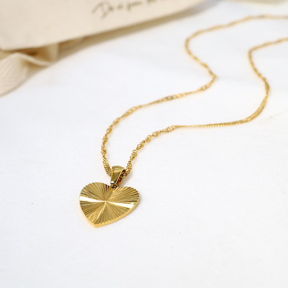 Colar Versátil de Aço Titânio Amor Não Desbota Simples Colar com Pingente Coração de Pêssego em Ouro 14K
