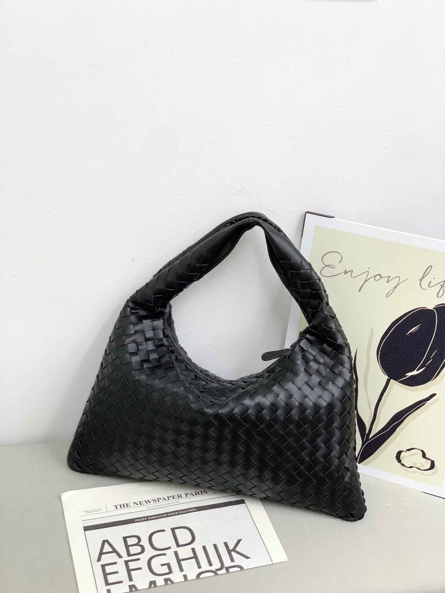 

Большая сумка-тоут в форме круассана из натуральной кожи ручной работы 2024 года для женщин 28x28x3 cm