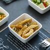 Keramický bílý čtvercový talíř, talíř, talíř na přílohu k občerstvení, restaurace na hotelové úrovni, molekulární kuchyně, omáčka, ochucovací talíř