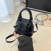 Elegantní lakovaná módní malá crossbody taška přes rameno s designem mušle