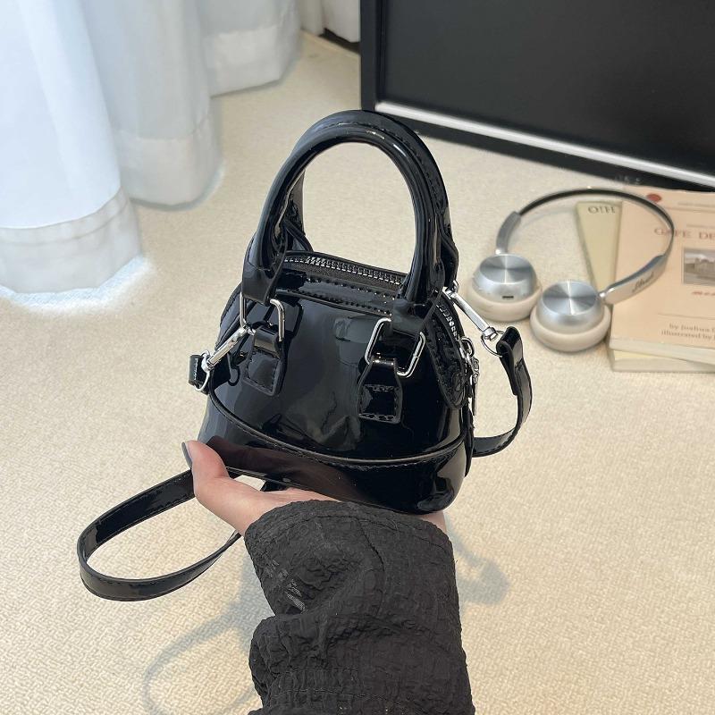 Elegantní lakovaná módní malá crossbody taška přes rameno s designem mušle