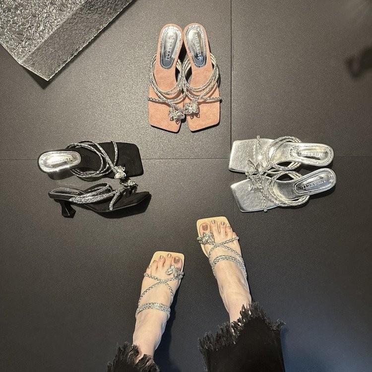 Neue hochhackige Schuhe mit Zehentrennern, eckiger Zehenpartie, dünnen Absätzen und Zehentrennern