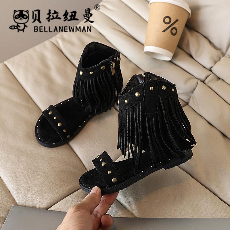 Sandali estivi alla moda per bambine, nuove scarpe romane alla moda a una cinghia, stile bohémien con nappe, stivaletti alla moda per bambini