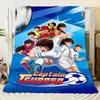 Dynamische Captain Tsubasa Fußball Anime Decke - Lebhaft blaue und weiße weiche Überwurfdecke mit ikonischen Charakteren in Aktion P