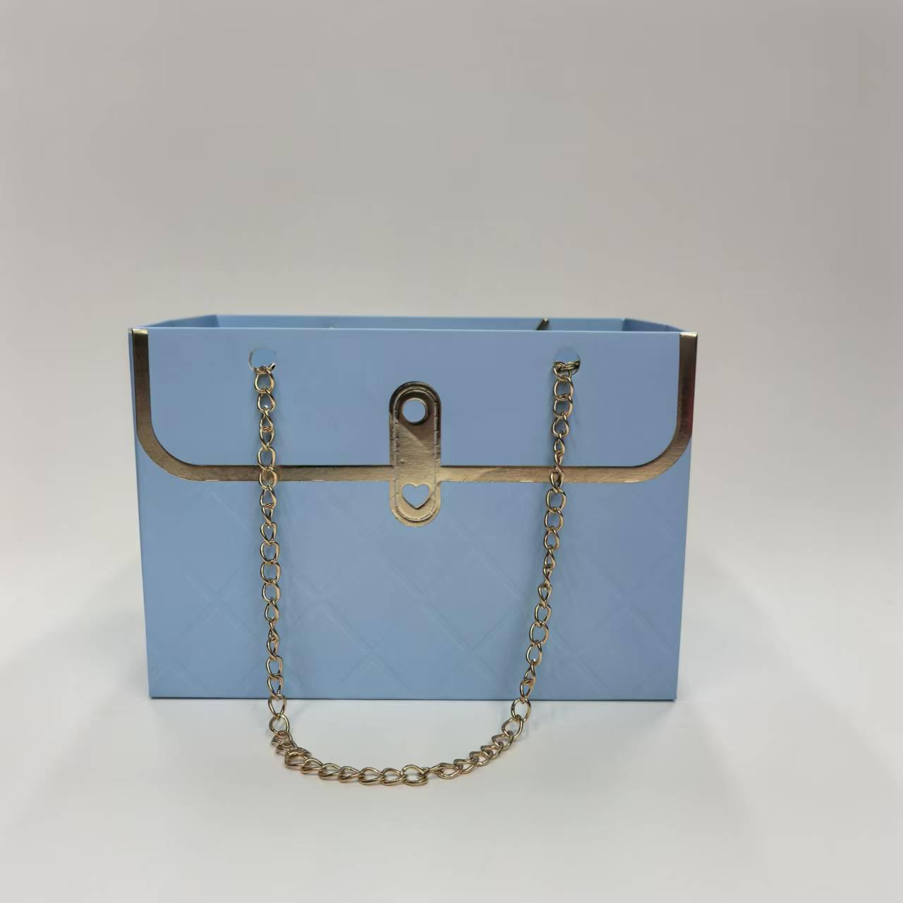 

Трендовая прямоугольная сумочка: Подарочная коробка со свежими цветами и креативный букет в парфюмерной сумке.