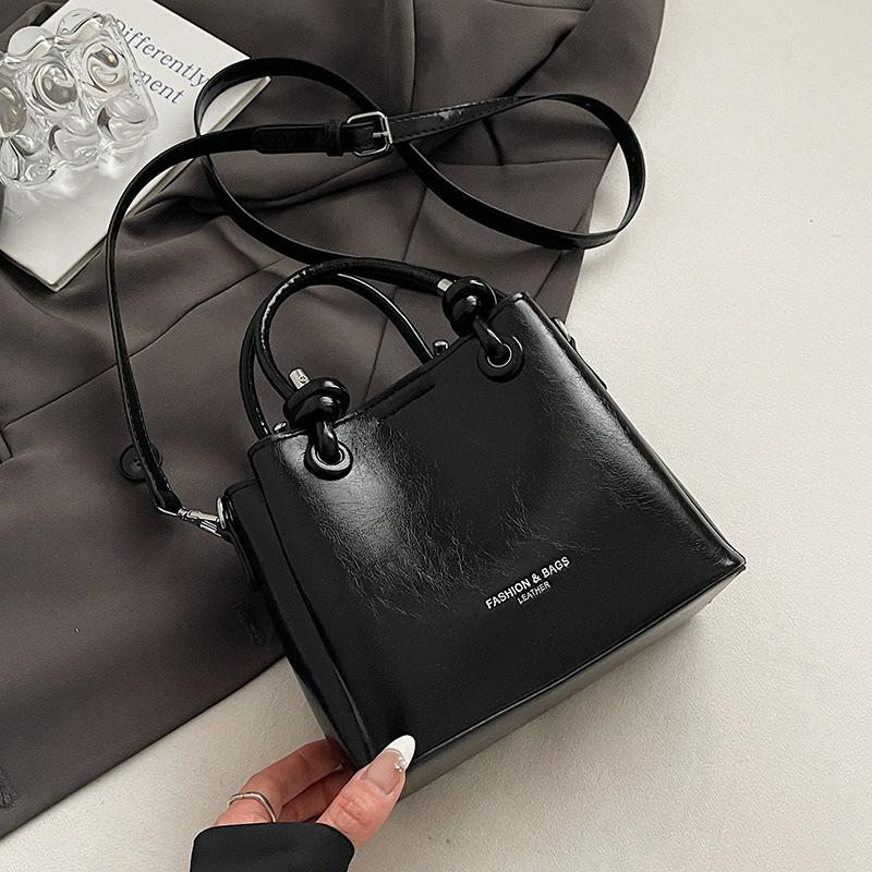 This year's new product is fashionable, simple, personalized and versatile, portable bucket bag, women's daily commuting and leisure, high-end messeng