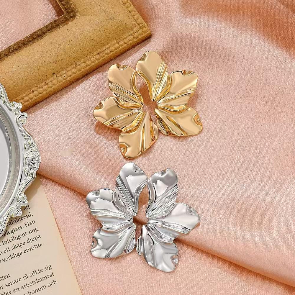 1 pair of vintage gold floral stud earrings, simple and elegant with irregular petal design, alloy earrings for women gifts