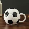 Kaffeebecher mit Deckel im Sportdesign Fußball Baseball Keramiktasse Schwarz Weiß Kariert Rote Nähte Auslaufsicher Mikrowellengeeignet Teetasse