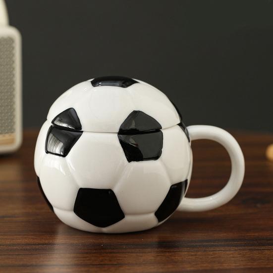 Kaffeebecher mit Deckel im Sportdesign Fußball Baseball Keramiktasse Schwarz Weiß Kariert Rote Nähte Auslaufsicher Mikrowellengeeignet Teetasse