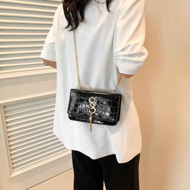 Fashionable Retro Small Square Bag Handheld Crossbody Bag Large Capacity New Temperament and Fashion Design One-shoulder Crossbody Bag