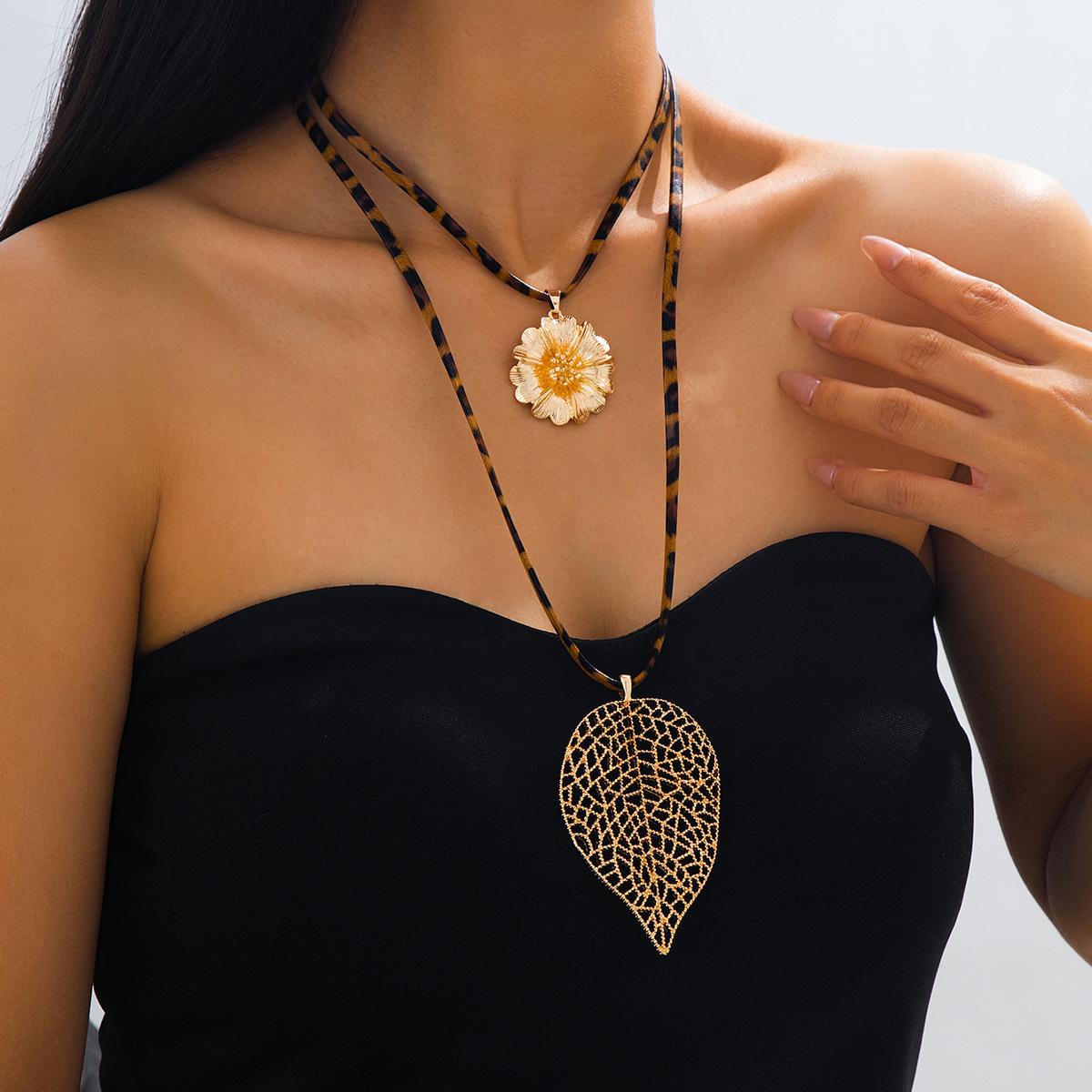 

Модне кольє для жіночих ювелірних виробів золотий