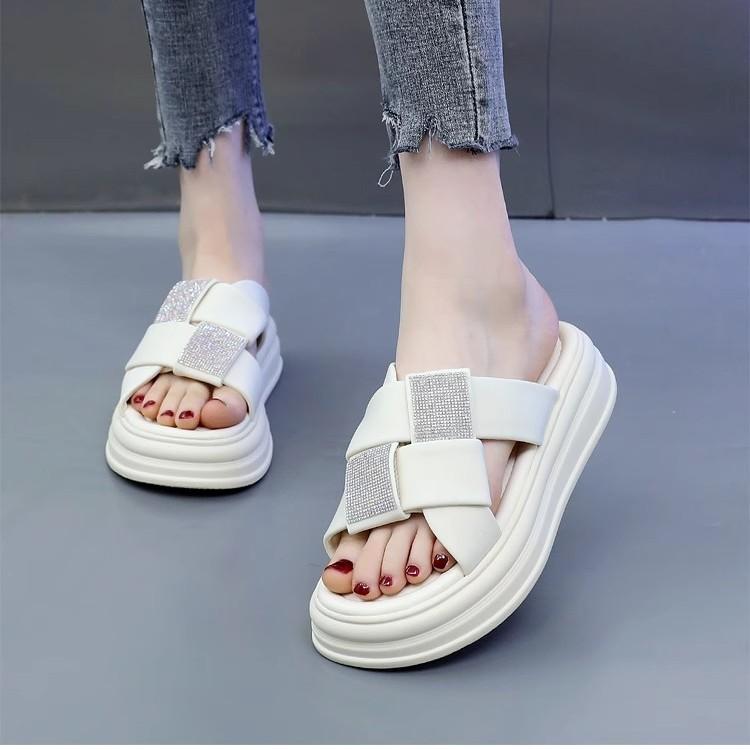 Mjuka plattformstofflor i läder för kvinnor sommar 2025 ny modekändis strass en-remsa kilklack och casualsandaler