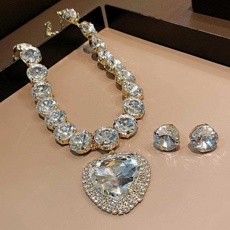 

European and American heavy industry love diamond stud earrings necklace set niche fashion exaggerated collarbone chain light luxury high-end jewelry