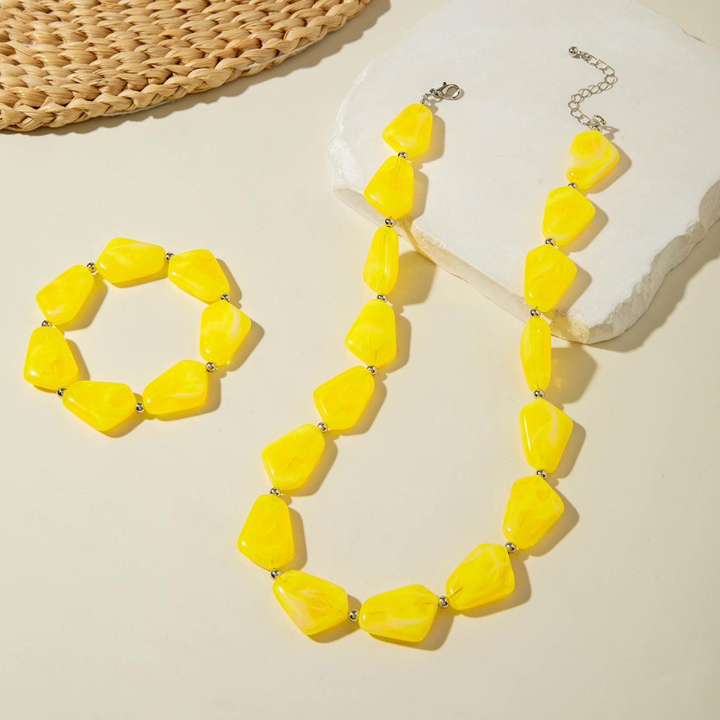 Retro acrylic resin special-shaped beaded necklace, temperament versatile light luxury neck chain