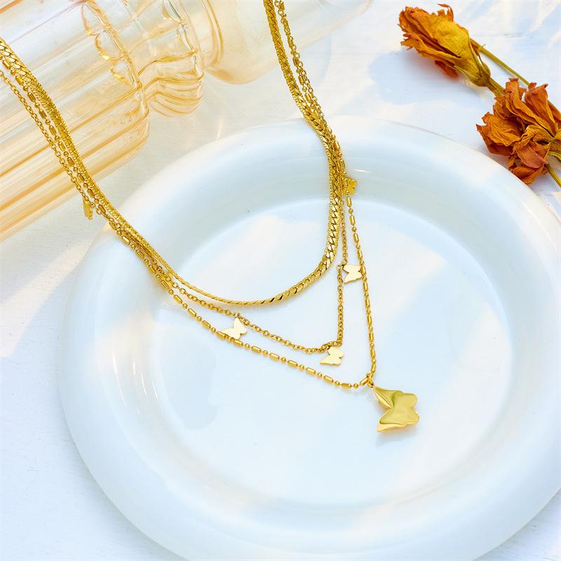 Vergoldetes mehrschichtiges Schmetterlingshalskette Zierliches Insektenanhänger Choker Schmuck