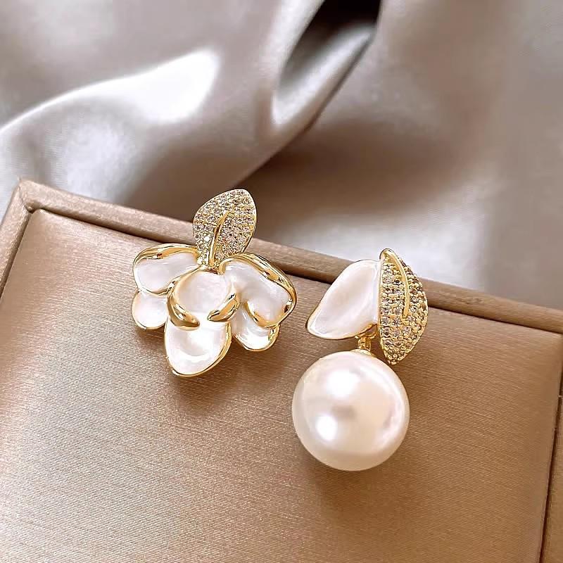 Light Luxury Exquisite Micro-inlaid Zircon Flower Earrings Elegant High-end Pearl Stud Earrings Niche Design Temperament Earrings