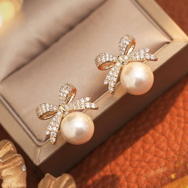 Light Luxury Niche Earrings, Japanese and Korean Exquisite and Sweet Pearl Stud Earrings, Fashionable Commuter Design Sense, Diamond-set Bow Earrings.