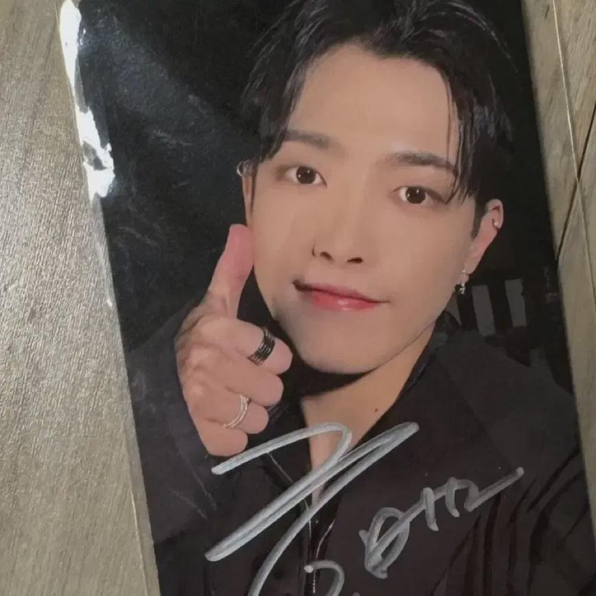 

Фотокарточка с надписью Ateez Red And Chung
