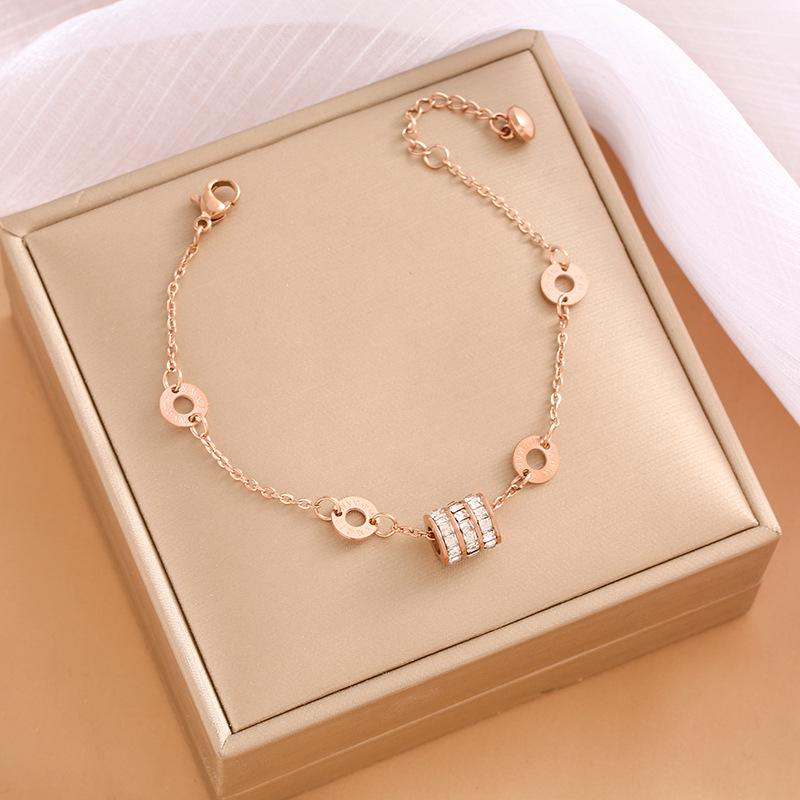 High-End Titanium Steel Four-Leaf Clover Bracelet with Shell Pendant – Durable, Fade-Resistant Design