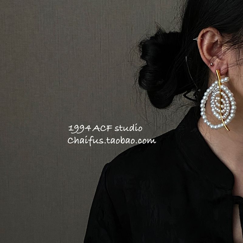 

Chai Fu Studio/R840 Fashion Exaggerated Winding Mosquito Coil Pearl Stud Earrings Retro Hepburn Fancy Earrings Gold Pair