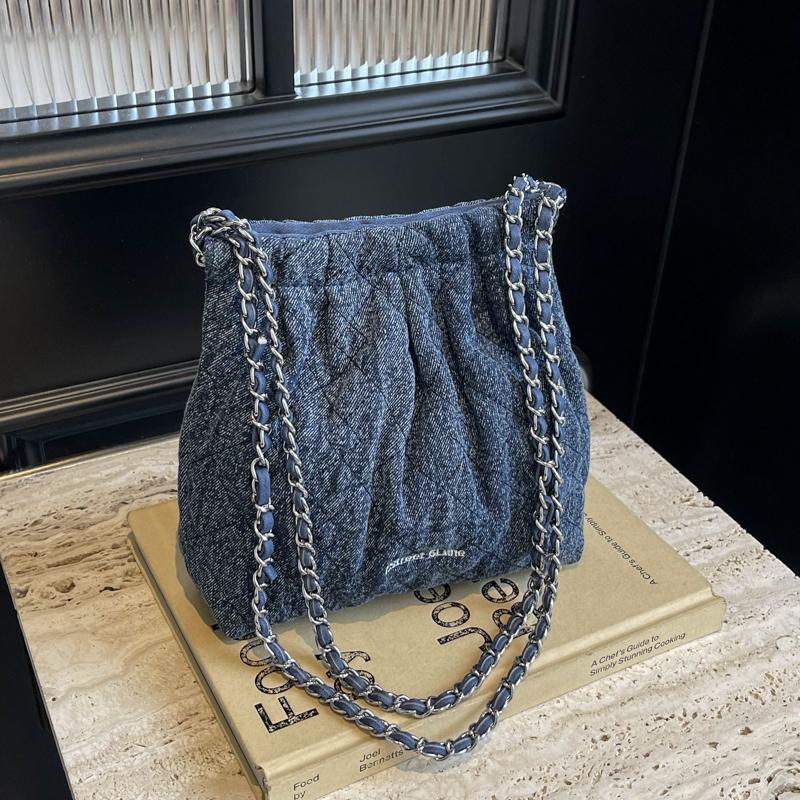 A solid color cloth bag shoulder bag, can be carried across the body, fashion popular style, to meet the daily commute for women