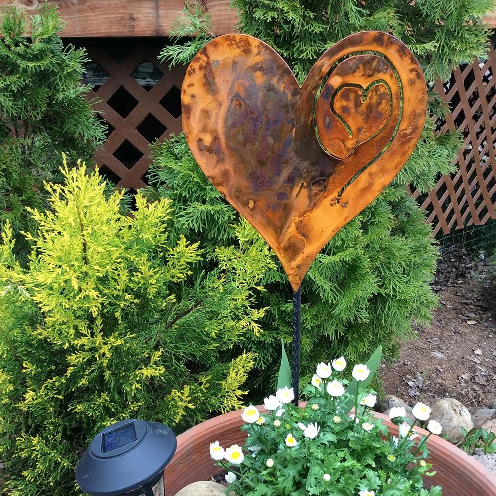 Metal Garden Heart Stake Decorative Rusted Iron Heart Shaped Yard Ornament with Spiral Detail for Outdoor Landscaping and Garden Decor