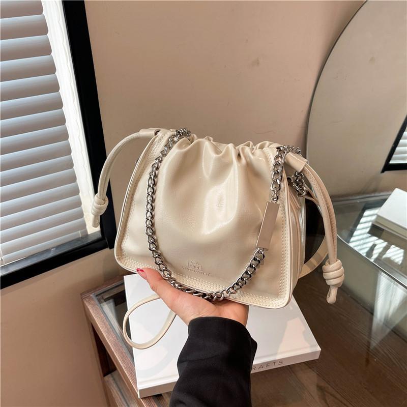 Solid color pump belt bucket bag women's winter new popular personality chain fashionable simple shoulder messenger bag