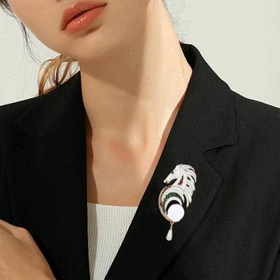 Enamel White Horse Brooch Retro Horse Lapel Pin with Dangling Faux Pearl Pendant Animal Brooch Pin Dress Costume Accessory Gift for Her Him
