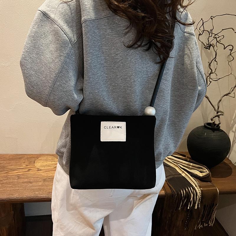 2025 new niche design pearl fashionable shoulder handbag women's messenger bag small square bucket bag