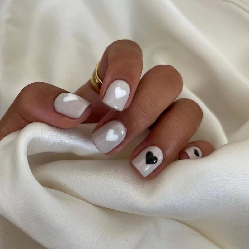 Short square black and white jumping color love cold temperament short square fake nail finished removable nail mixed batch