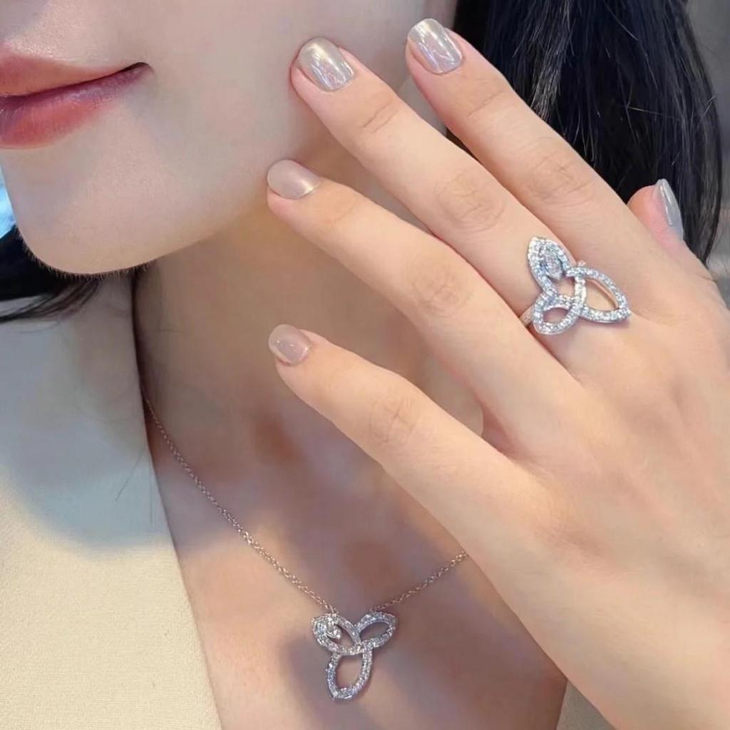 Luxuriöse Nischen-Blumen-Design Kleeblatt-Halskette für Damen – Diamantbesetzter Schlüsselbein-Anhänger