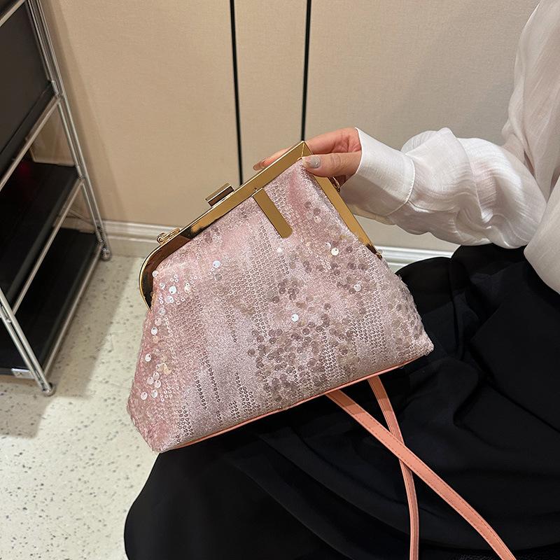 Women's bag new 2025 European and American fashion sequins retro shoulder bag ins Internet celebrity fringed messenger dinner bag