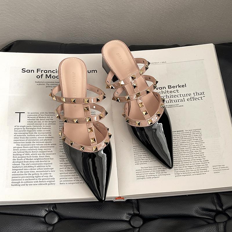Pointed willow nails, high-heeled bag head slippers, women's summer fashion and casual temperament with skirts, high heels, and cool slippers outside.