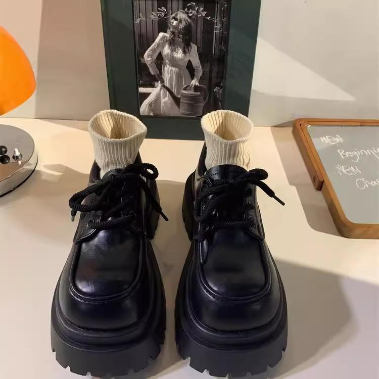 Britischer Stil schwarze Schnür-Halbschuhe aus Leder Damenschuhe 2025 neue Frühjahr- und Herbst-Einzelschuhe College Muffin Plateau Slipper