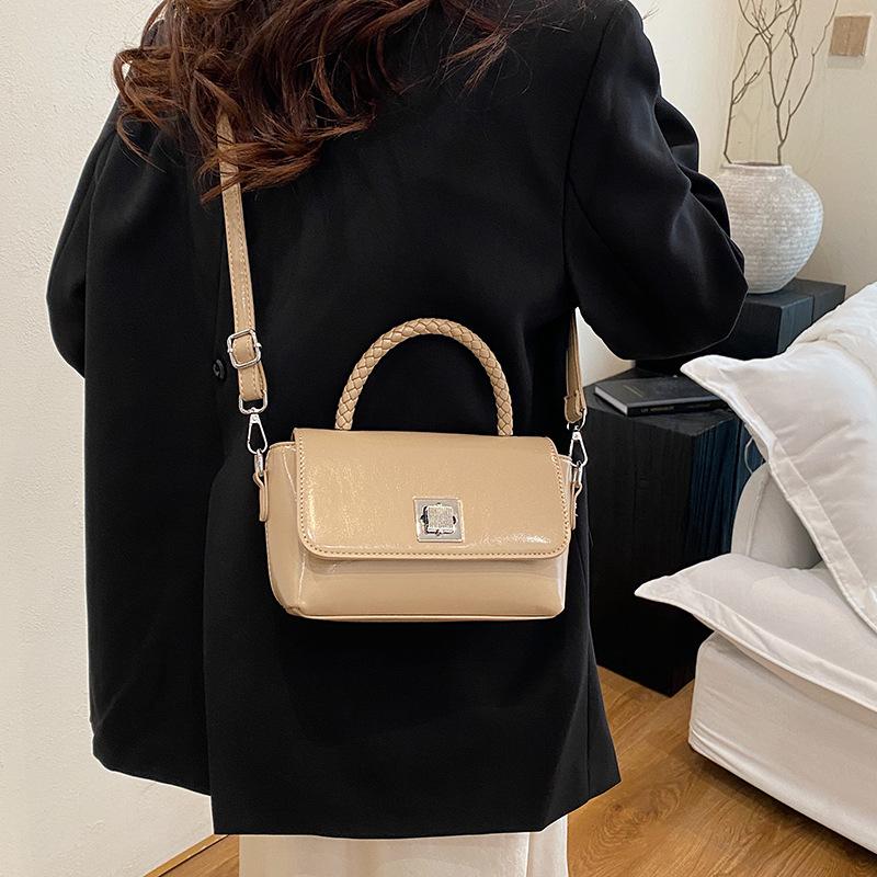 New fashion niche design popular lock clamshell bag portable shoulder messenger women's bag