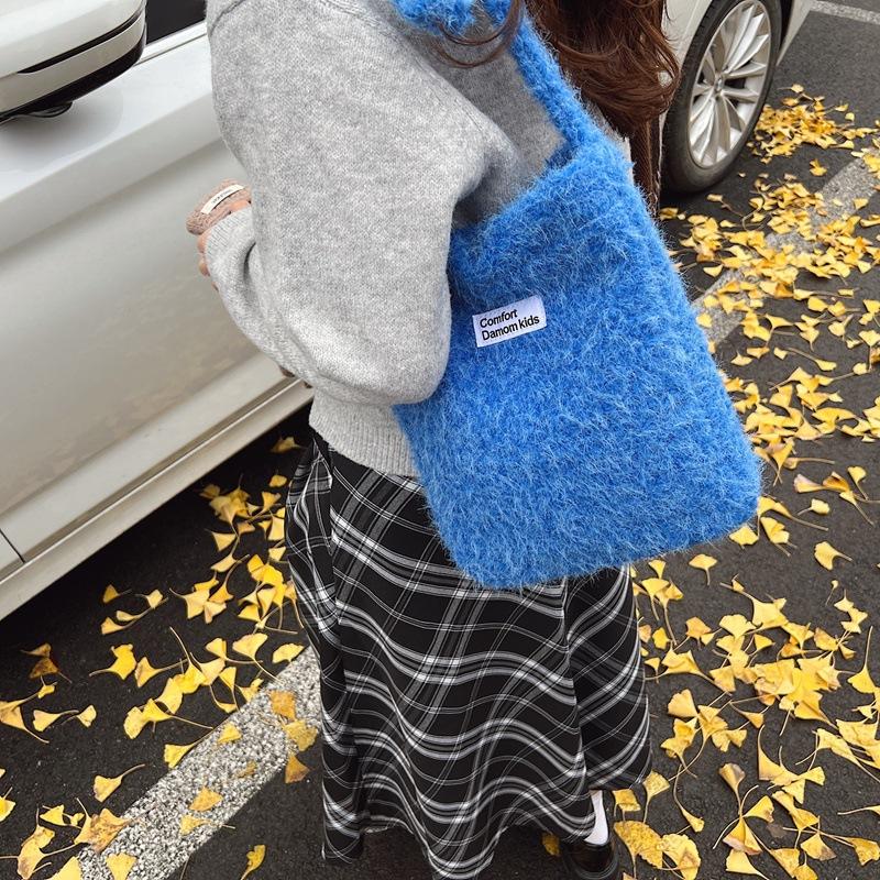 2025 New Fresh and Cute Armpit Bag Women's Plush Fashion Bucket Bag Large Capacity Casual Shoulder Crossbody Bag