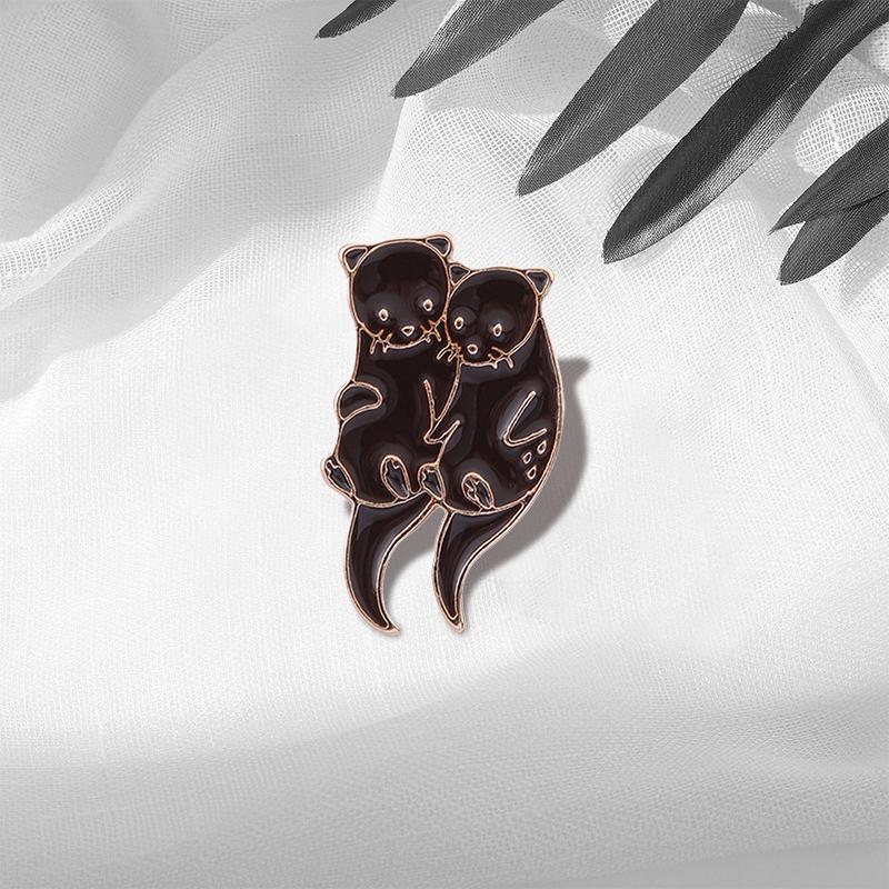 Hugging Ice Block Brooch Pin Cartoon Otters Holding Hands Badge Fashion Enamel Lapel Pins Jewelry Gift for Kids Lovely Sea Otter