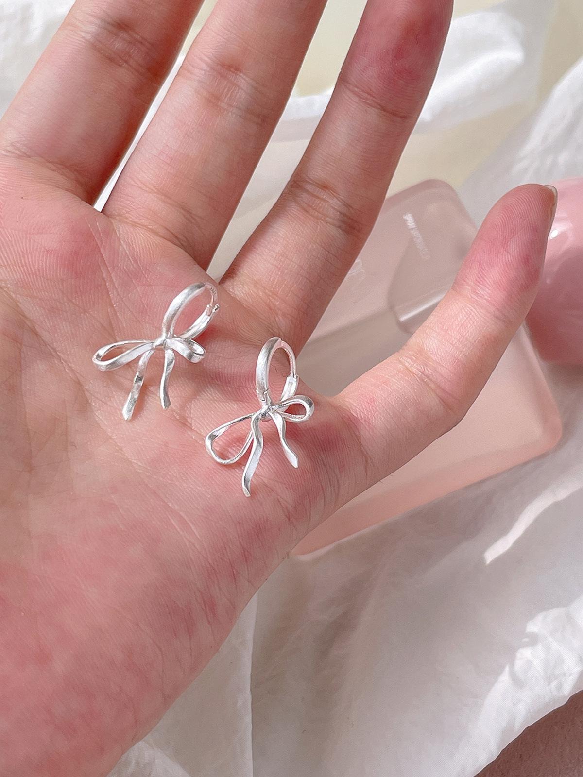 

Легкие роскошные модные матовые серьги-бантики женские изысканные универсальные высококачественные серебряные серьги-иглы нишевые новые модные пряжки для ушей 925 silver needles