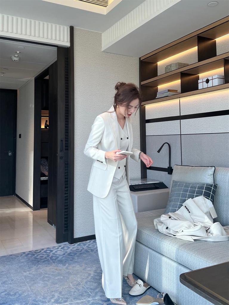 Executive Women's 3-Piece Suit: Autumn/Spring Vest & Straight-Leg Pants for a Powerful, Professional Look