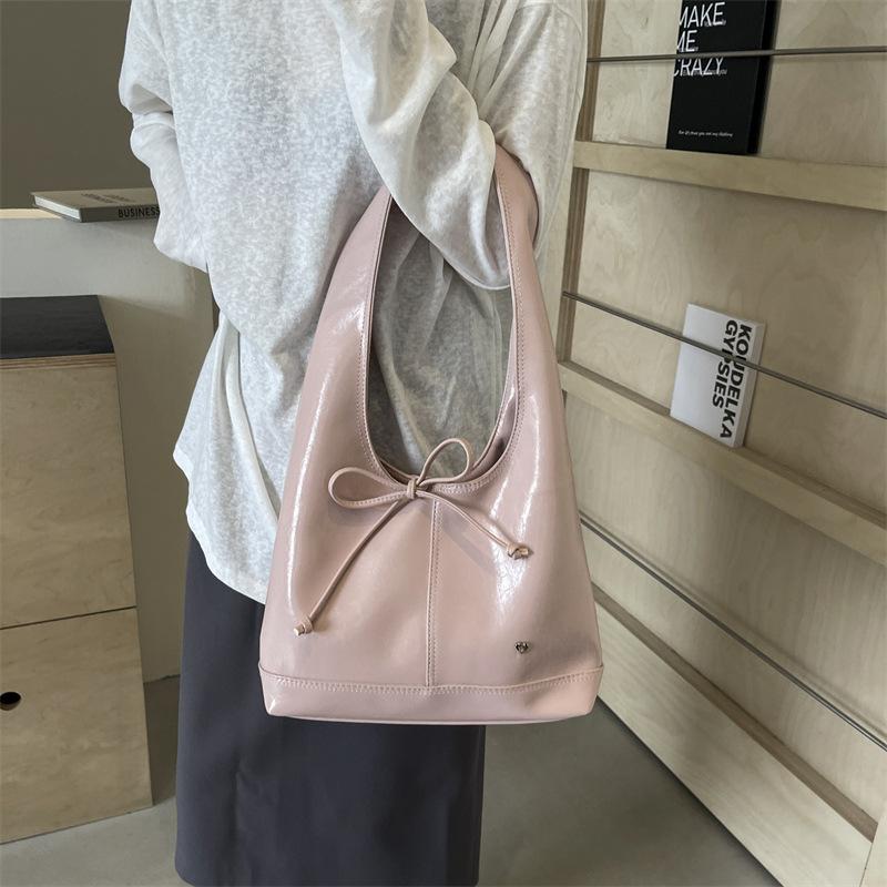 

Premium commuter large-capacity bag women s 2024 new silver shoulder underarm bag portable tote bucket bag рожевий