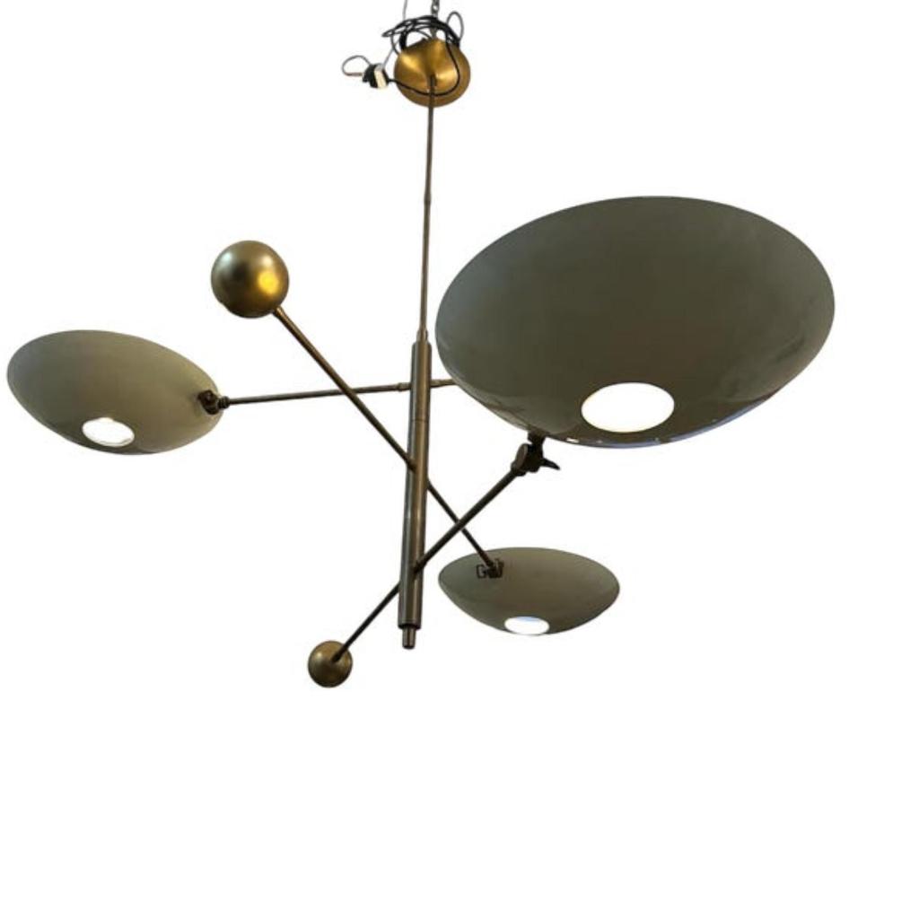 Mid Century Italienischer 3-armiger weißer und antik patinierter Messing-Hängeleuchter