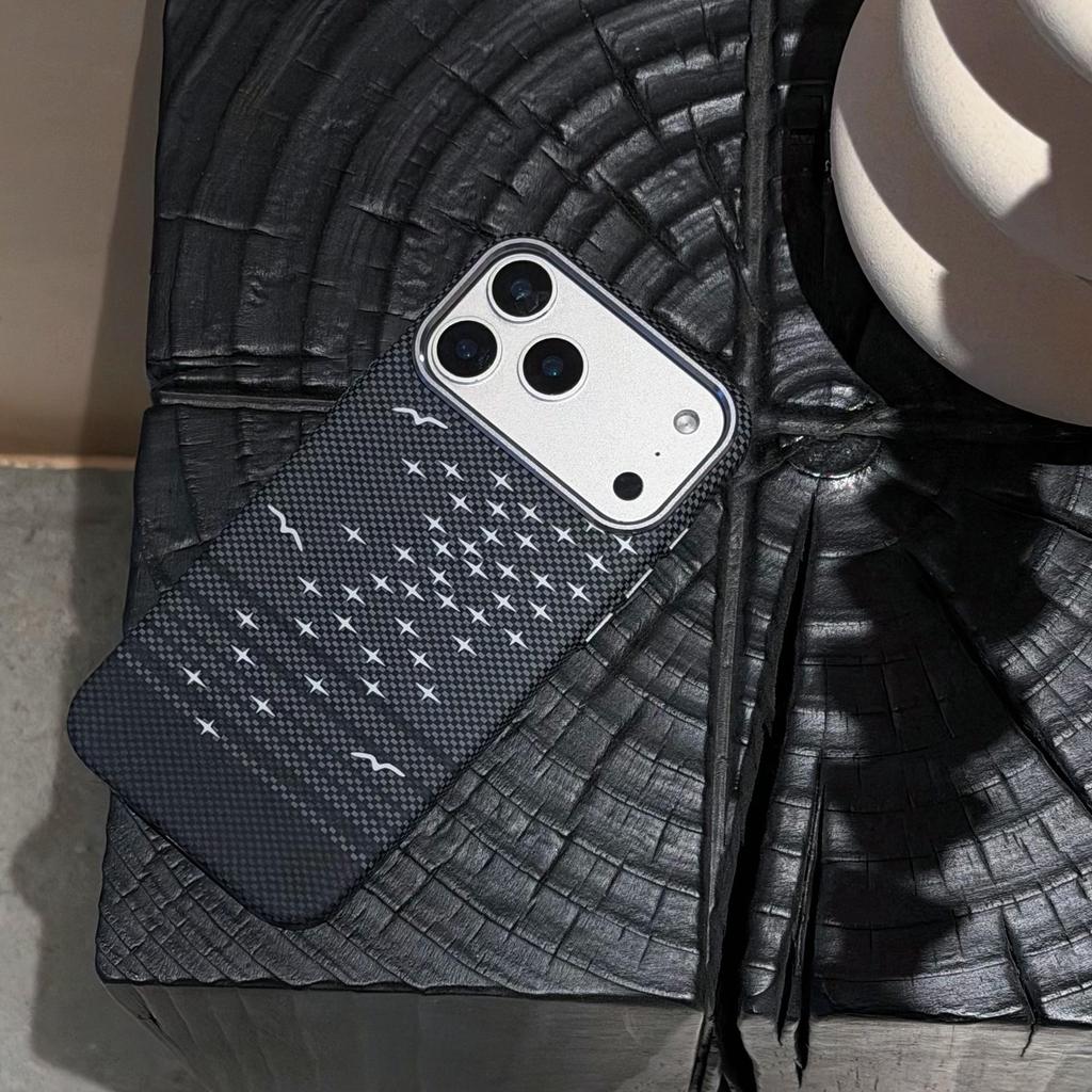 iPhone 17 Pro Max Kevlar-Style Magnetic Phone Case with Metal Frame and Carbon Fiber Pattern