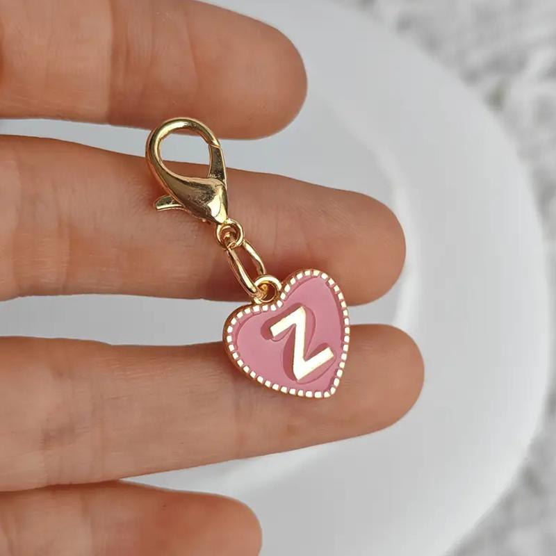 Gorąca sprzedaż 26 liter angielskich różowy dwustronny breloczek z brzoskwiniowym sercem w kształcie serca stopowy dodatek wisiorek