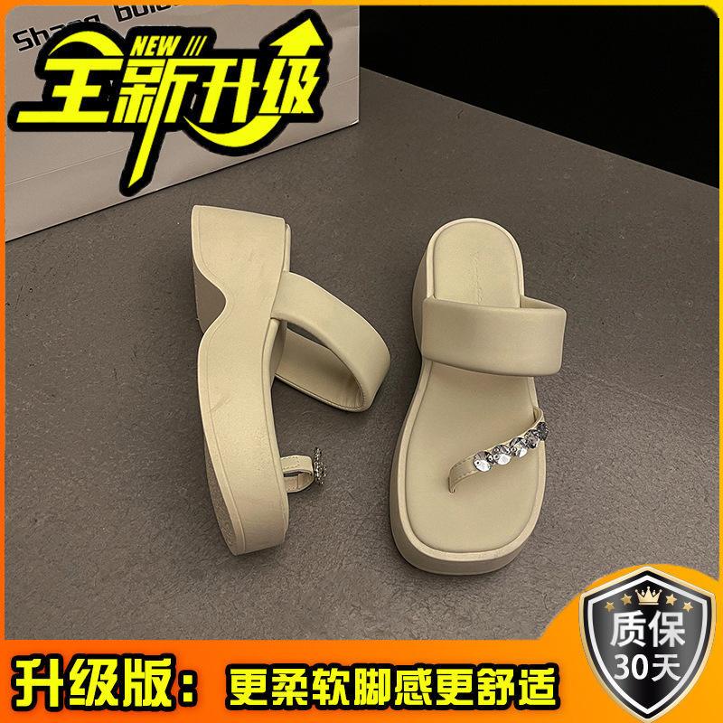 Fashion soft-soled slippers women's 2025 new summer wear rhinestones, foot clipping, thick-soled stepping on shit, casual beach shoes, seaside
