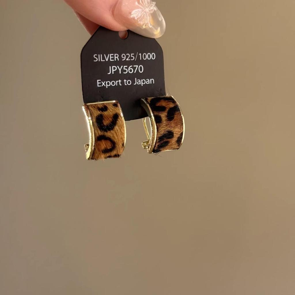 Women's Leopard Print Round Flocked Hoops: Unique Autumn/Winter European Statement Earrings for a Smaller Face Look