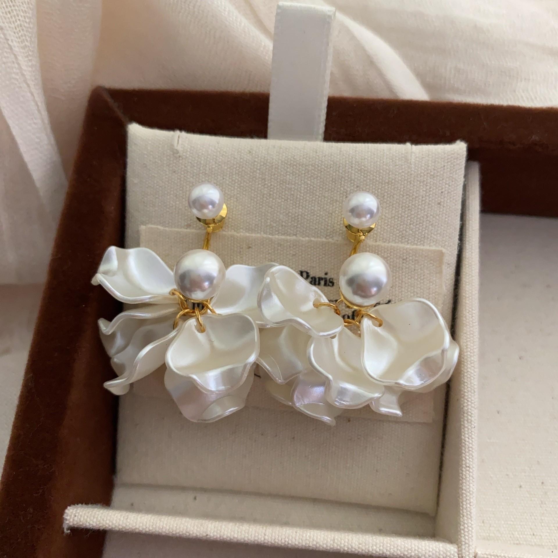 French Niche Design French Retro Petal Pendant Pearl Stud Earrings Simple High-End Temperament Versatile Commuter Woman