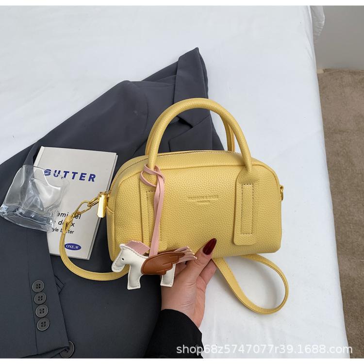

Lychee pattern hand carry bowling bag women s 2025 summer new casual fashion texture shoulder messenger bag жовтий