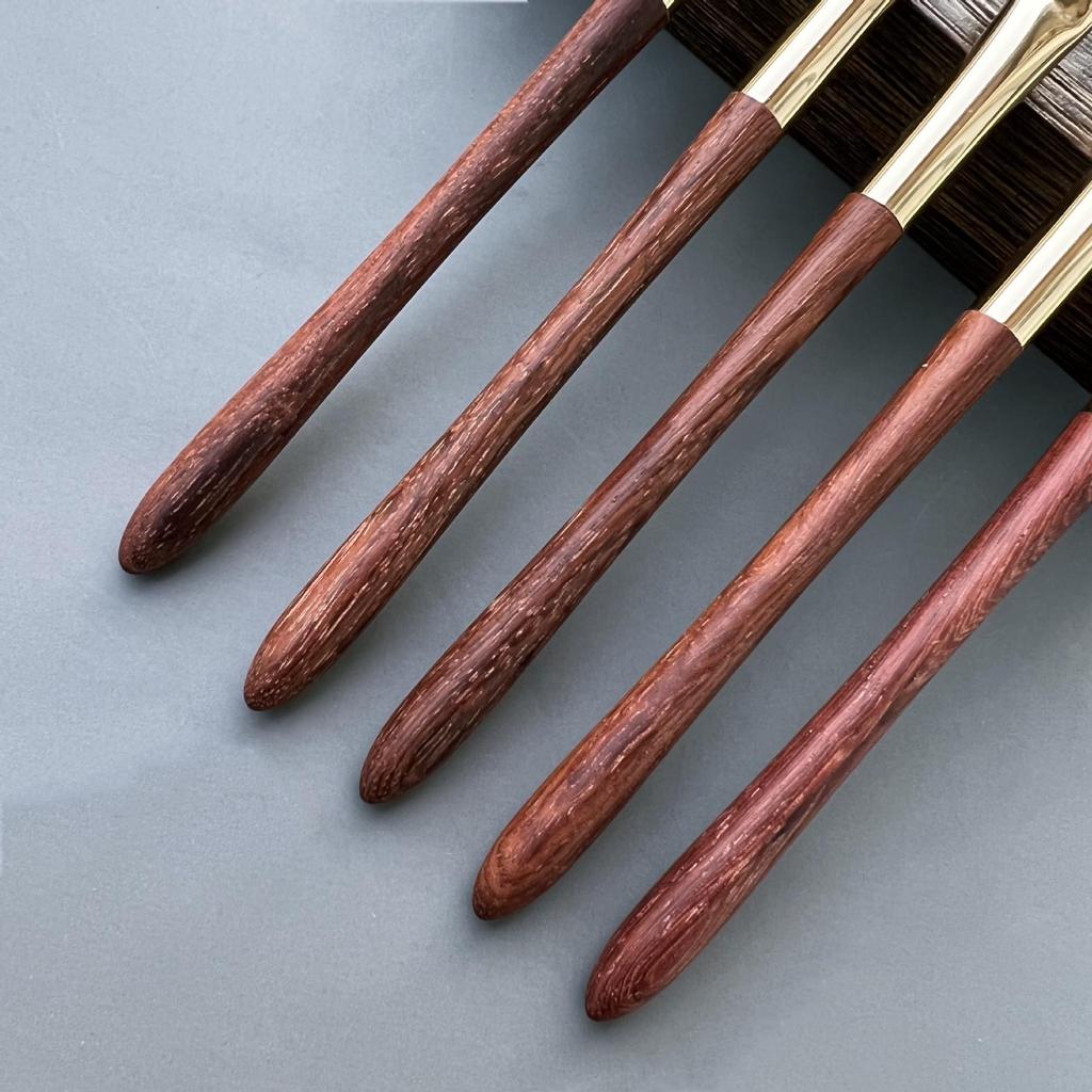 Pearswood Fine-Tipped Wool Eyeshadow Brush: Large Blending and Medium Application with Soft Touch Flame Nose Design.